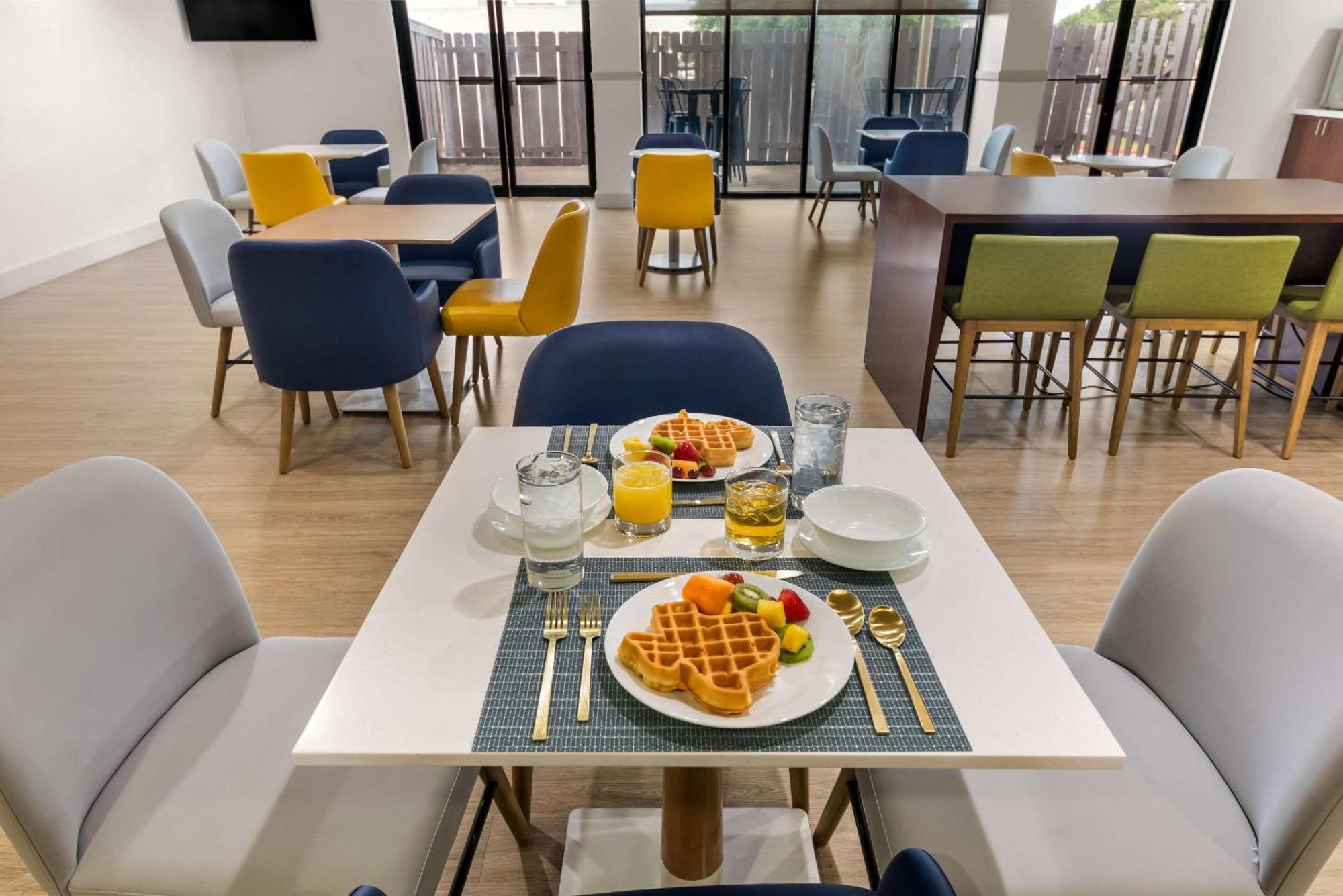 Comfort Suites Austin Airport Экстерьер фото