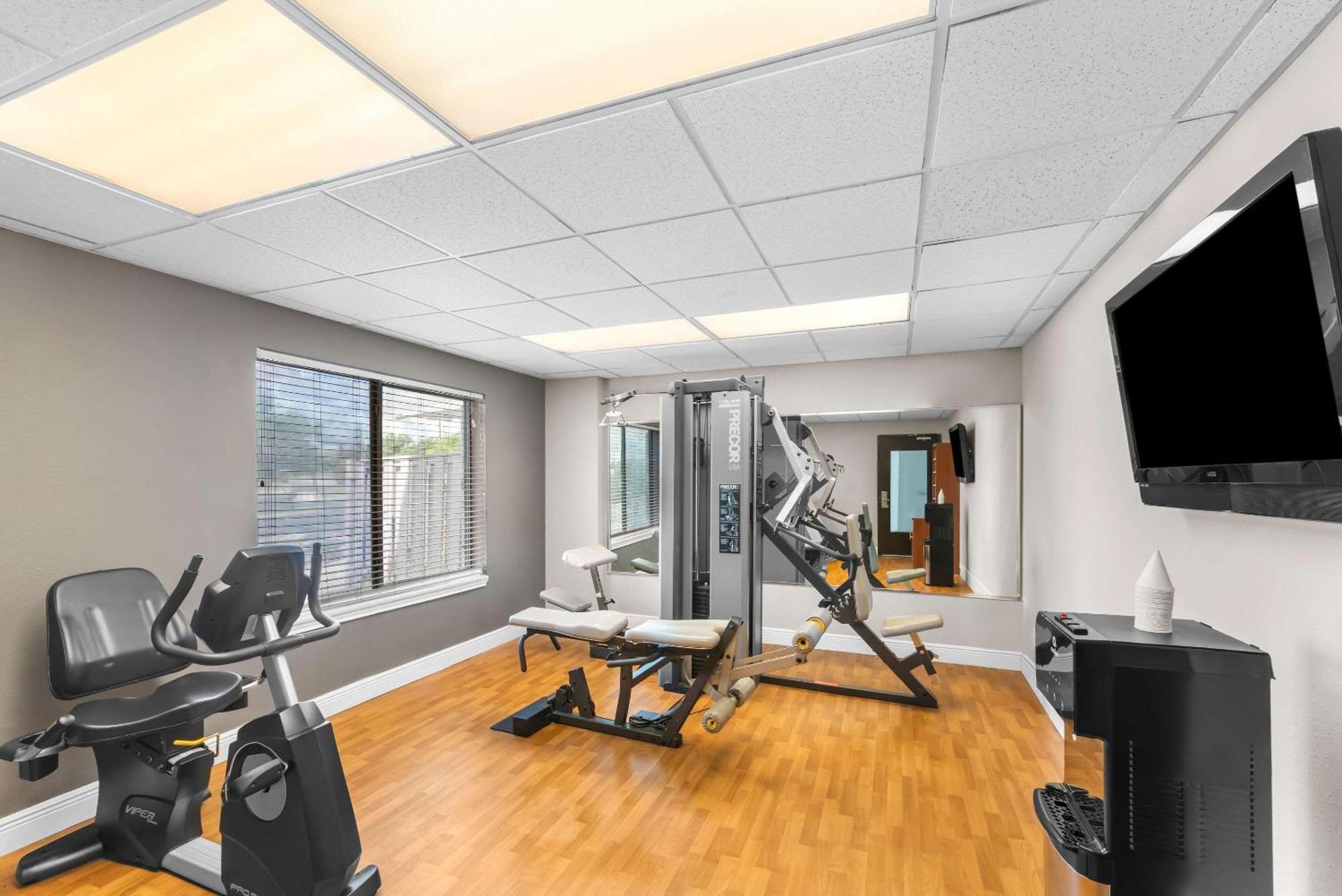 Comfort Suites Austin Airport Экстерьер фото