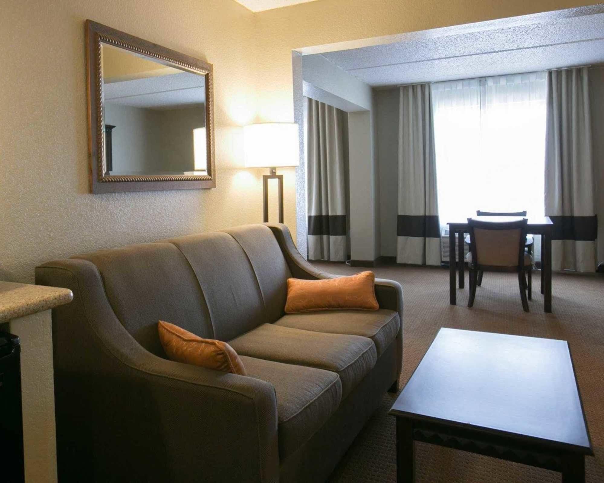 Comfort Suites Austin Airport Экстерьер фото
